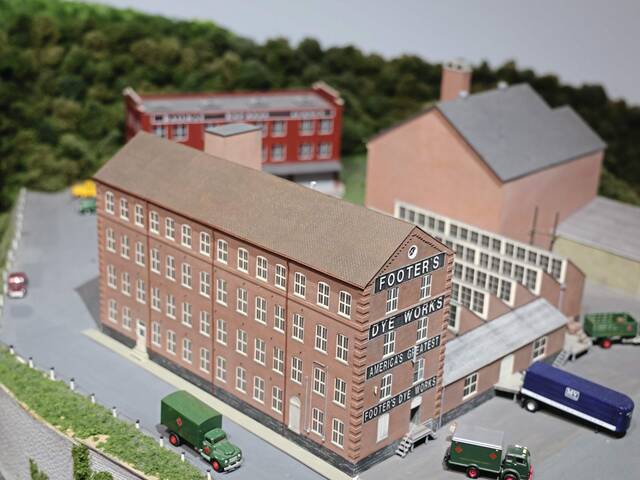 7972387_web1_pcj-modelrailroad-121224-9