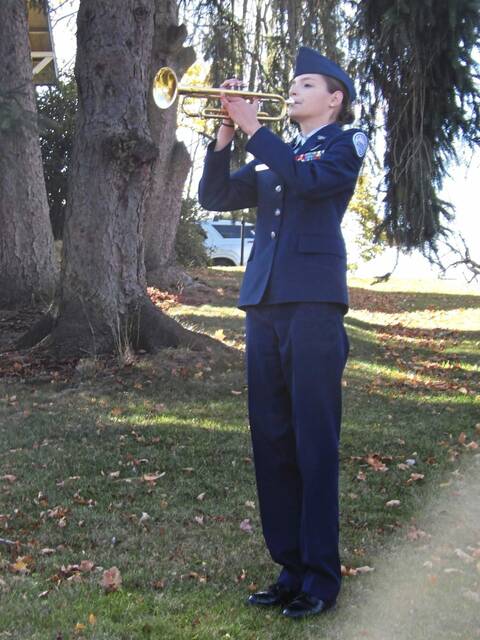 7983689_web1_hj-graveceremony-121224-2