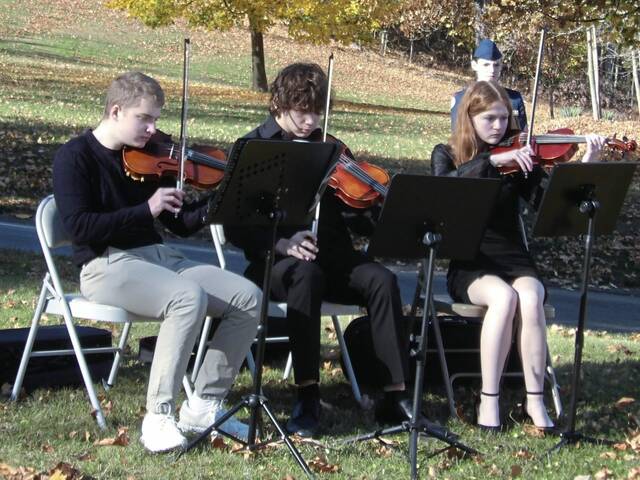 7983689_web1_hj-graveceremony-121224-3