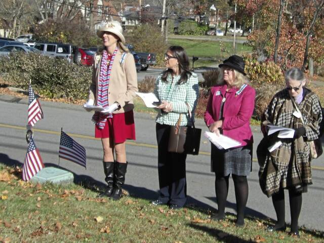 7983689_web1_hj-graveceremony-121224-5