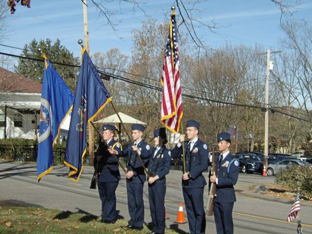 7983689_web1_hj-graveceremony-121224-6