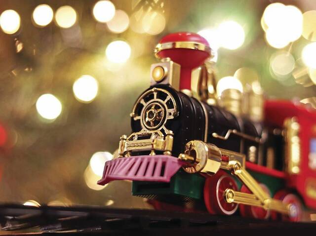 7972707_web1_Christmas-train