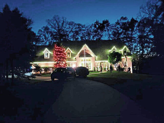 7989788_web1_gtr-HolidayDecorate-Night