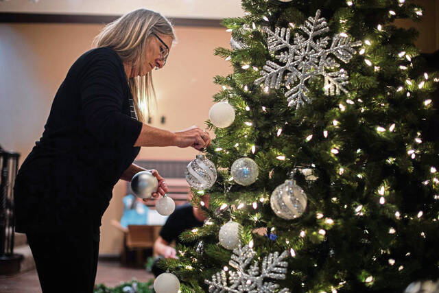 7989788_web1_gtr-HolidayDecorate4-121224