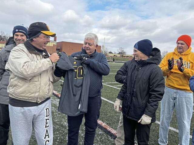 8000382_web1_naj-turkeybowl-121224-2