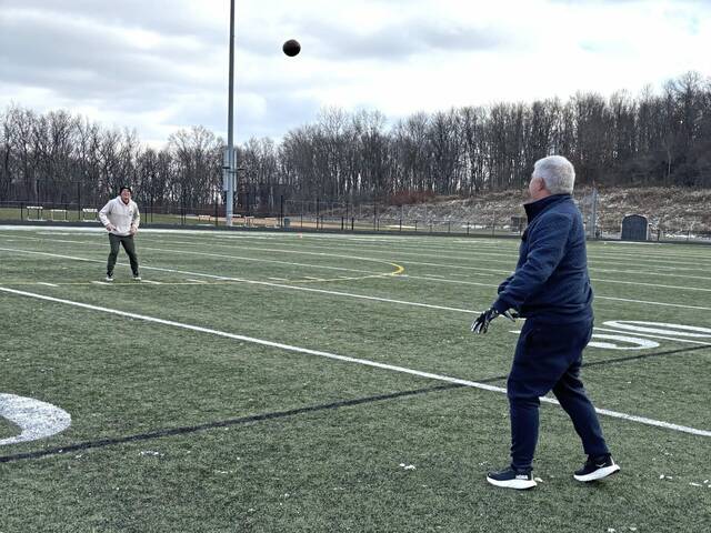 8000382_web1_naj-turkeybowl-121224-3