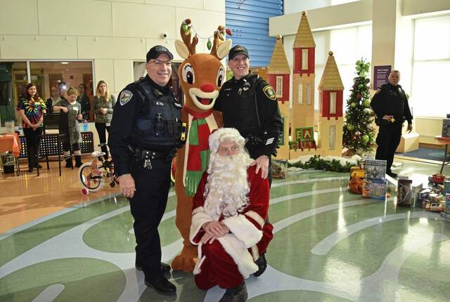 8002413_web1_HER-AspPolicePresents-121224