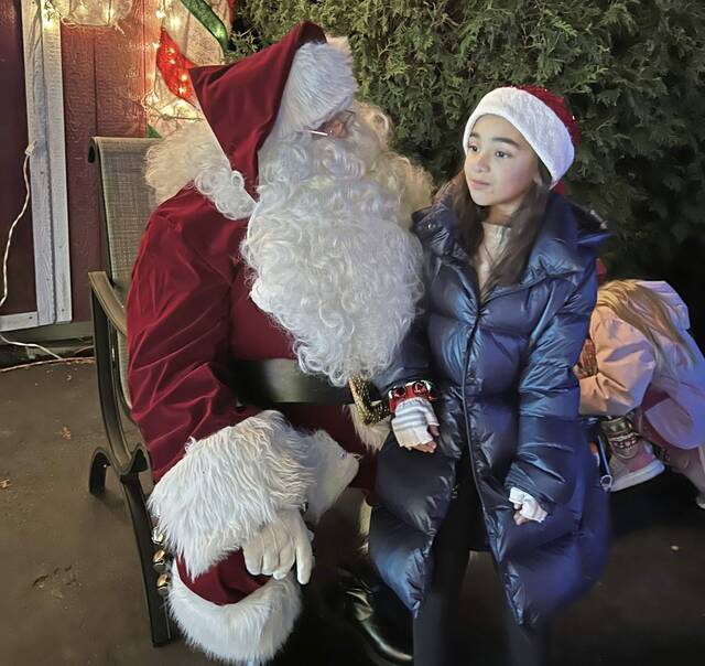8005718_web1_vnd-NewKenCarolers-120924--7-