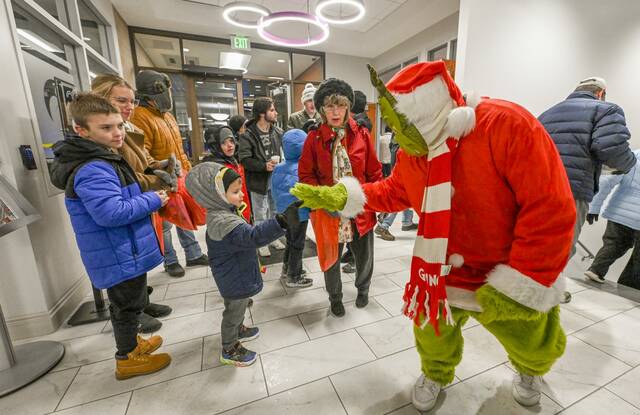 8005718_web1_vnd-lo-plumchristmas2-120624