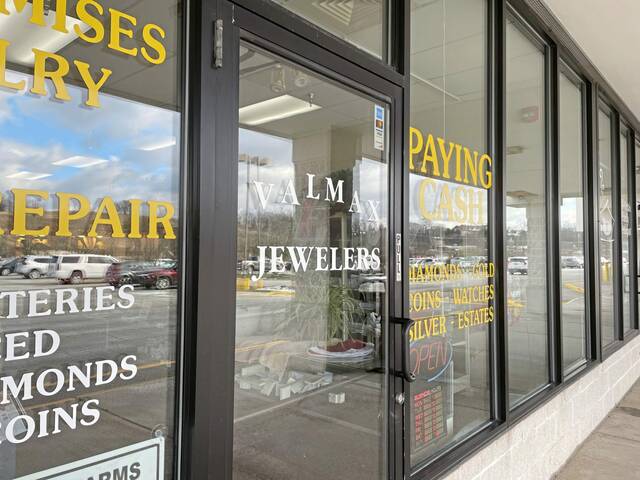 8006058_web1_gtr-JewelryRobber02-120724