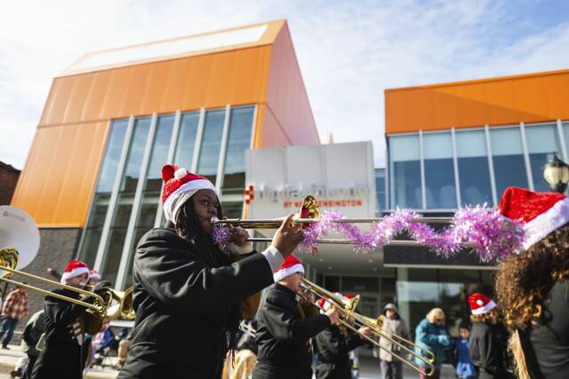 8008719_web1_vnd-lo-newkenxmasparade10-120824