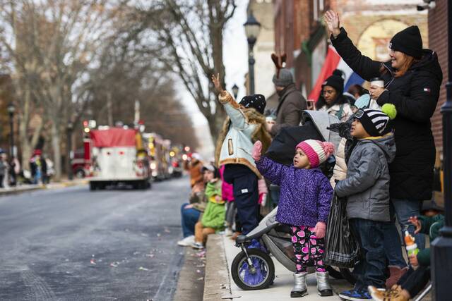 8008719_web1_vnd-lo-newkenxmasparade2-120824