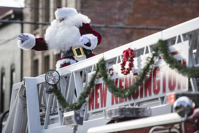 8008719_web1_vnd-lo-newkenxmasparade4-120824