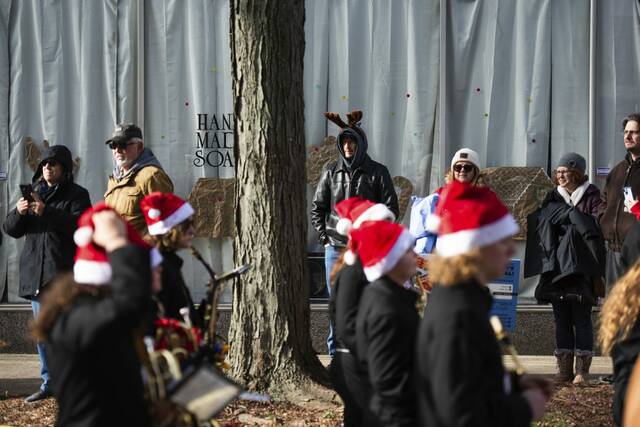 8008719_web1_vnd-lo-newkenxmasparade7-120824