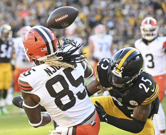 8010690_web1_ptr-SteelersBrowns04-120924A