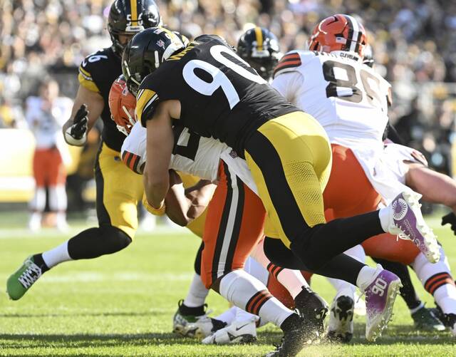 8010690_web1_ptr-SteelersBrowns05-120924