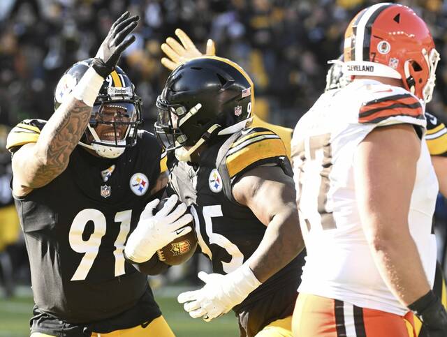 8010690_web1_ptr-SteelersBrowns09-120924