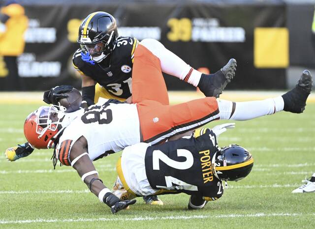 8010690_web1_ptr-SteelersBrowns24-120924