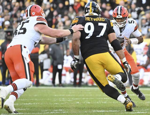 8010690_web1_ptr-SteelersBrowns31-120924
