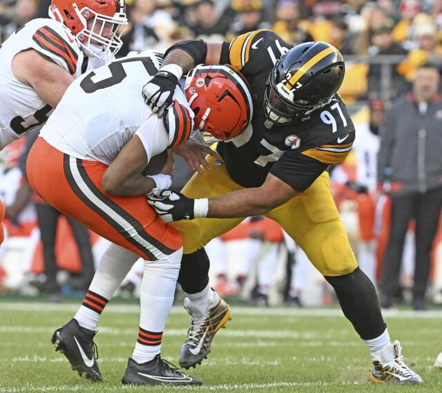 8010690_web1_ptr-SteelersBrowns32-120924