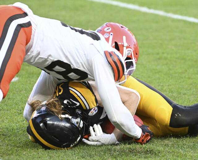 8010690_web1_ptr-SteelersBrowns36-120924