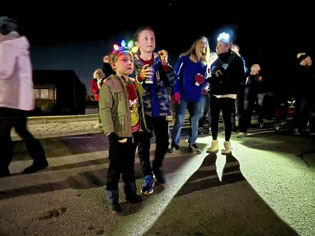8011161_web1_vnd-NewKenCarolers-120924--2-