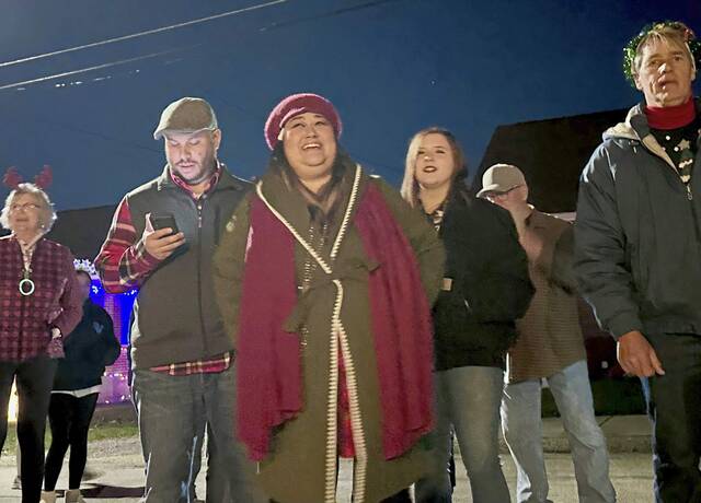 8011161_web1_vnd-NewKenCarolers-120924--8-