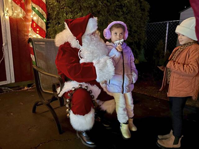 8011161_web1_vnd-NewKenCarolers-120924--9-