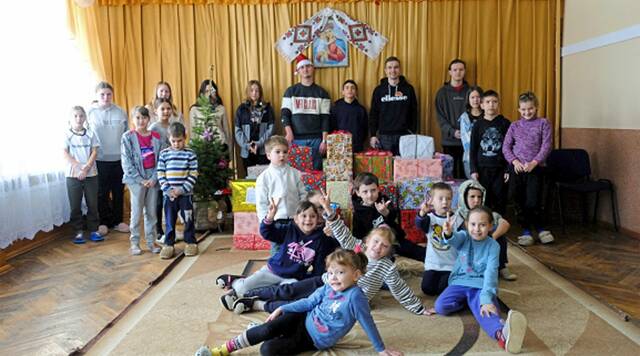 8022475_web1_naj-ukrainechristmas-121924-5