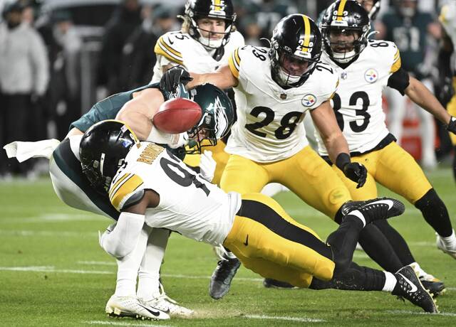8032818_web1_ptr-SteelersEagles03-121624