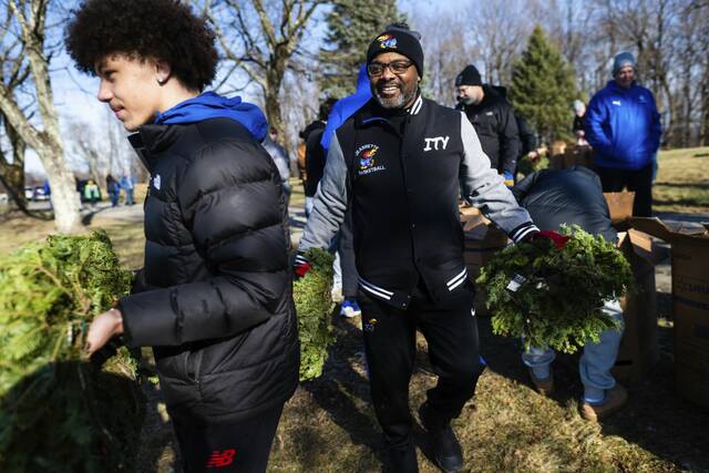 8034685_web1_gtr-wreathday1-121524