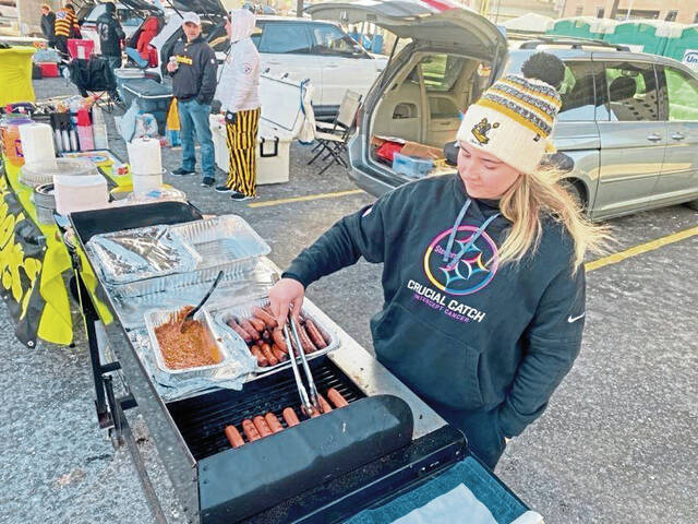 8035548_web1_ptr-SteelersChristmas-11