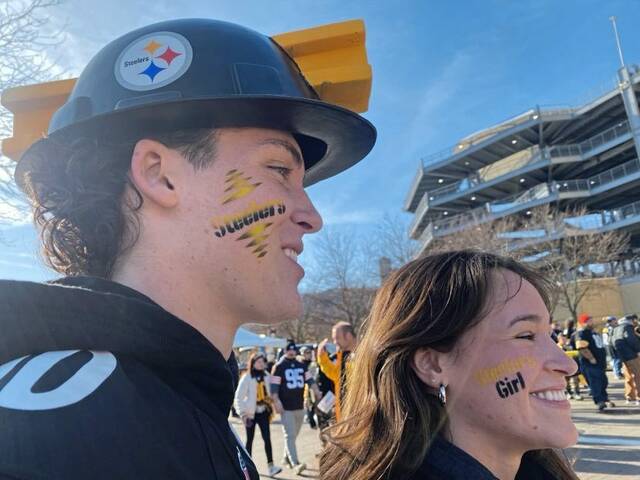 8035548_web1_ptr-SteelersChristmas-12