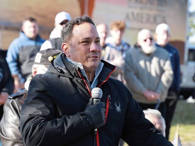8035864_web1_bpj-wreathsacrossamerica-013025-19