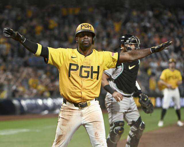 8054217_web1_ptr-BucsDbacks02-080324