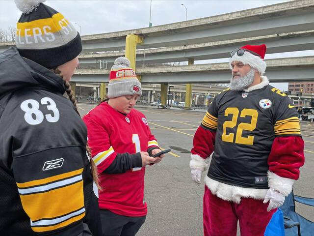 8058319_web1_PTR-Steelers-Christmas-2024-002