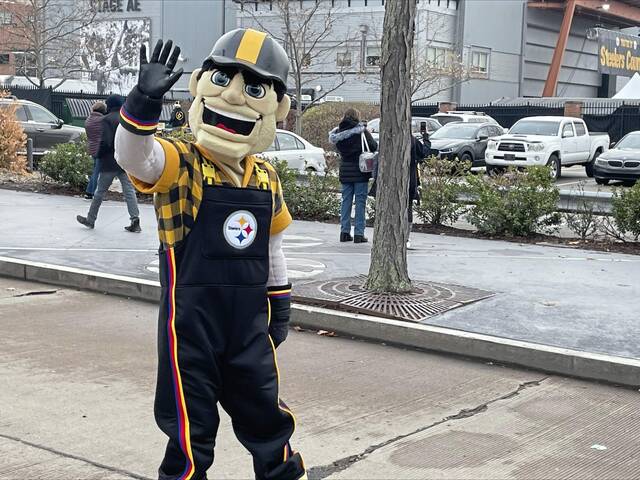 8058319_web1_PTR-Steelers-Christmas-2024-006