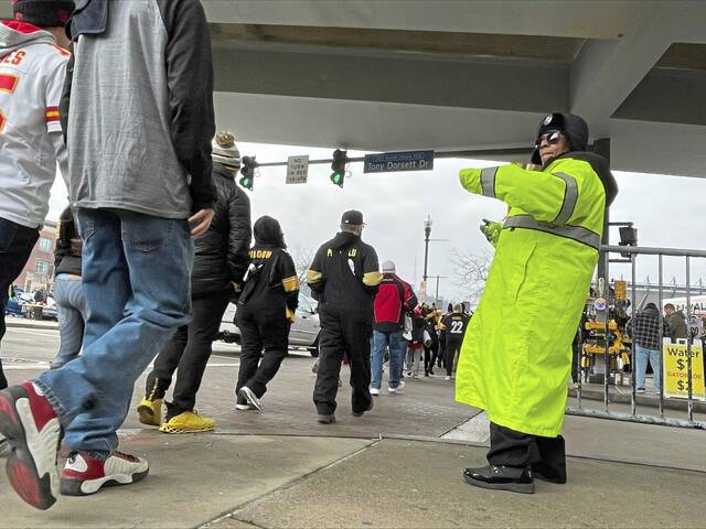 8058319_web1_PTR-Steelers-Christmas-2024-010