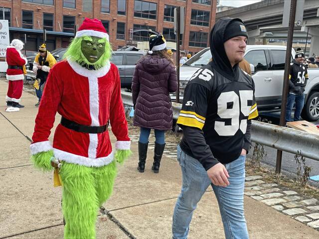 8058319_web1_PTR-Steelers-Christmas-2024-013