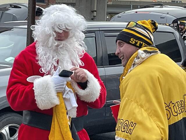 8058319_web1_PTR-Steelers-Christmas-2024-014