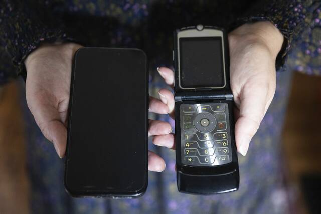 8063300_web1_ptr-iphonerise005-010225