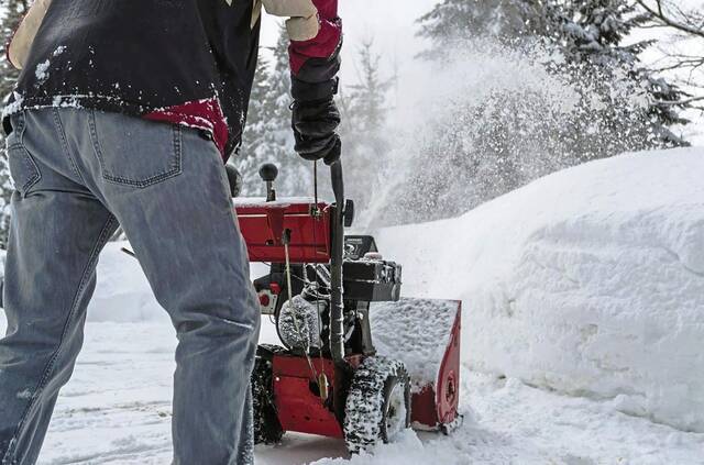8102529_web1_Snow-blower