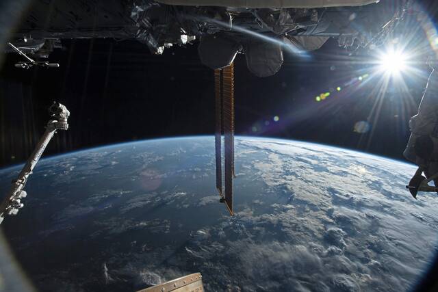 8143332_web1_Space_ISS_Earth