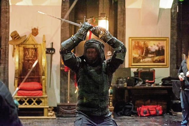 8092070_web1_gtr-SwordFight6-021125