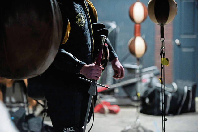 8092070_web1_gtr-swordfight9-021125