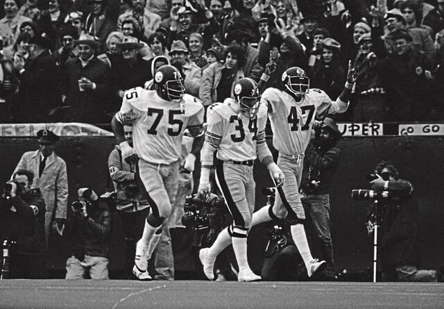 8190035_web1_SuperBowl003