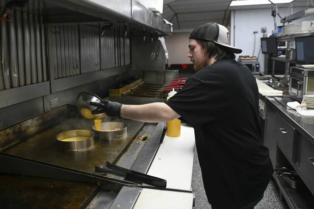 8192327_web1_gtr-GoldenBreakfast004-020125