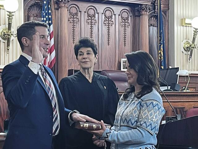 8204425_web1_gtr-SwearingIn1-021225