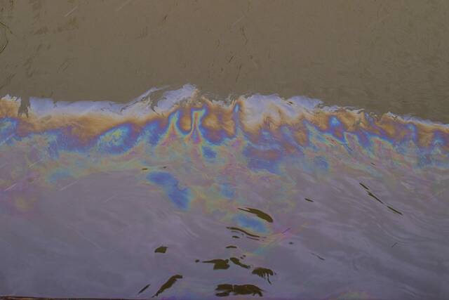 8212213_web1_sj-dieselspillinriver3-021425