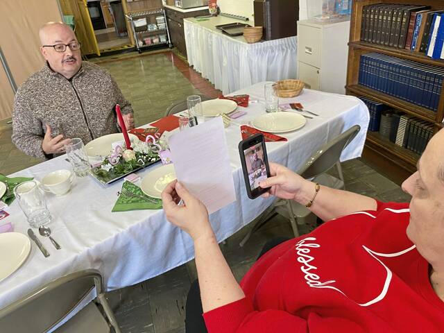 8215864_web1_gtr-ValSinglesDinner2-020825